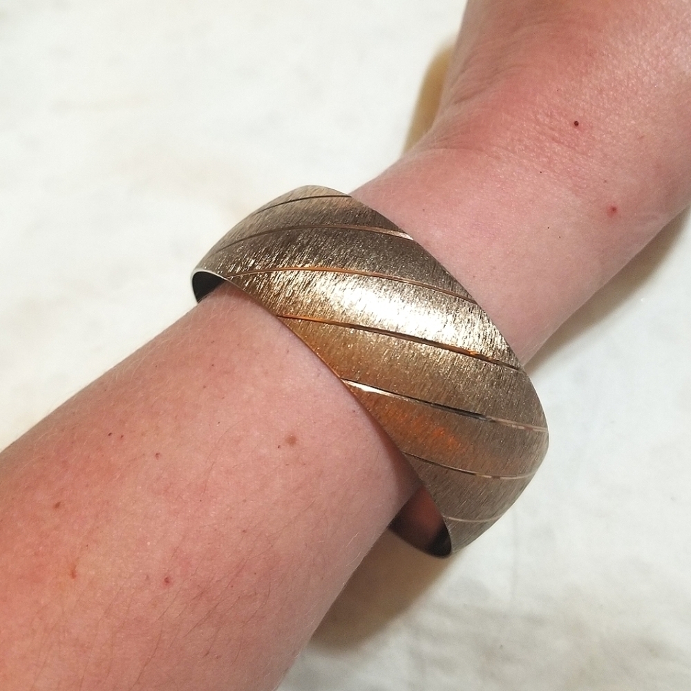 Well Made Vtg Brushed Golden Coppery Bangle Bracelet